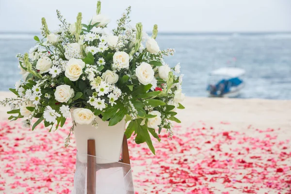 Mooie Bruiloft Bloemdecoratie Het Strand Witte Rozen Boeket — Stockfoto