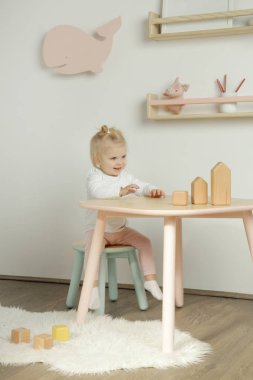 Kreş odasında sevimli bebek kız harcama zamanı