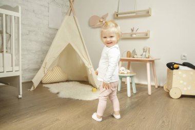 Kreş odasında sevimli bebek kız harcama zamanı