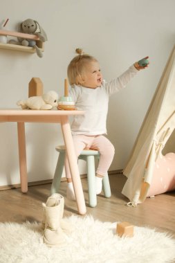 Kreş odasında sevimli bebek kız harcama zamanı