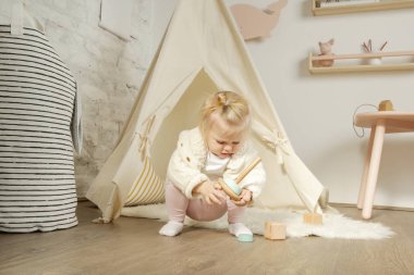 Onun kreş odasında bir tipi çadır altında bir bebek kız portre yakın