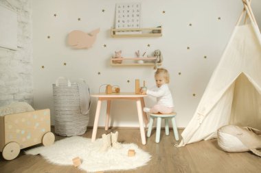 Kreş odasında sevimli bebek kız harcama zamanı