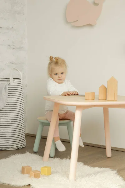 Schattige Baby Meisje Tijd Doorbrengen Kwekerij Kamer — Stockfoto