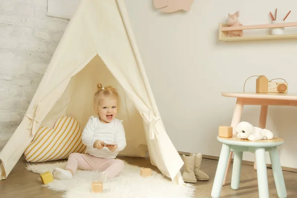 在一个女婴的托儿所房间里 她在提皮帐篷下近距离拍摄了一个女婴的肖像 — 图库照片