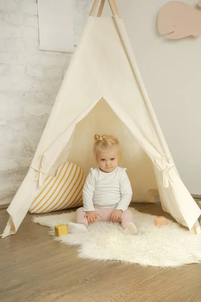 在一个女婴的托儿所房间里 她在提皮帐篷下近距离拍摄了一个女婴的肖像 — 图库照片