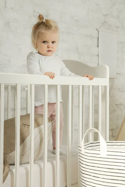 可爱的开朗的女婴在托儿所的婴儿床 — 图库照片