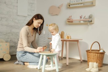 Sevimli bebek kız kreş odasında anne ile oynuyor