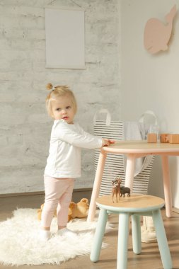 Kreş odasında sevimli bebek kız harcama zamanı