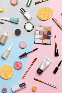 Renk arka planda Dekoratif kozmetik seti