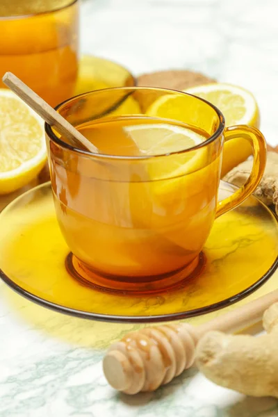 Sarı bir fincan çay, zencefil kökleri, limon ve baharatlar. Sağlıklı bir yaşam tarzı, Anti-grip ve anti-inflamatuar kavramı.