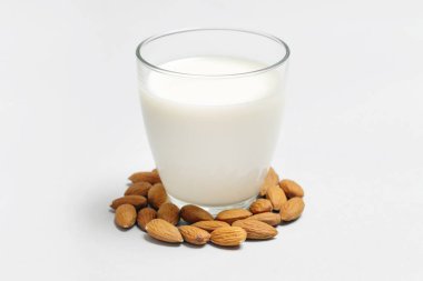 Badem sütü ve fındık. Bir bardakta organik vegan süt bitkisi bazlı olmayan süt.