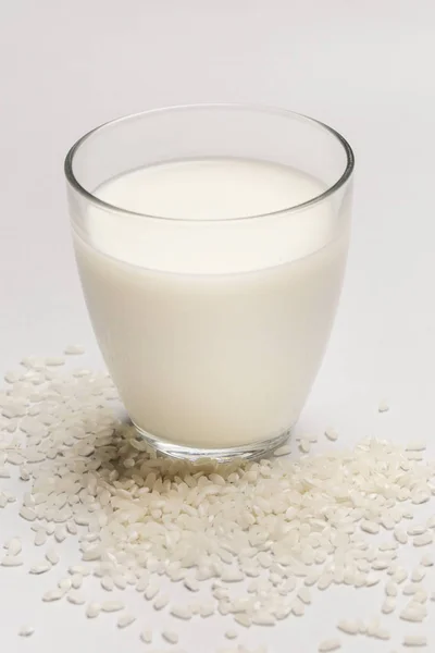 米牛乳と白米 ガラスのオーガニックビーガン非乳製品植物ベースの牛乳 — ストック写真