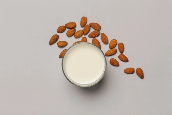 杏仁奶和坚果 玻璃中的有机纯素食非乳制品植物牛奶 — 图库照片