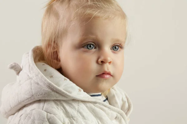 Zbliżenie Studio Portret Urocza Blondynka Dziewczynka Niebieskimi Oczami — Zdjęcie stockowe