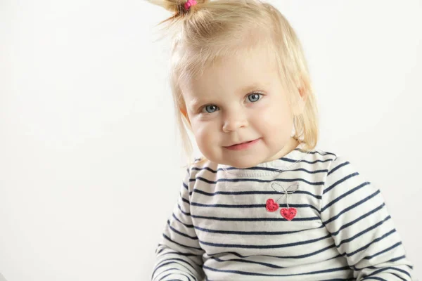 Retrato Estudio Adorable Niña Rubia Sonriente — Foto de Stock