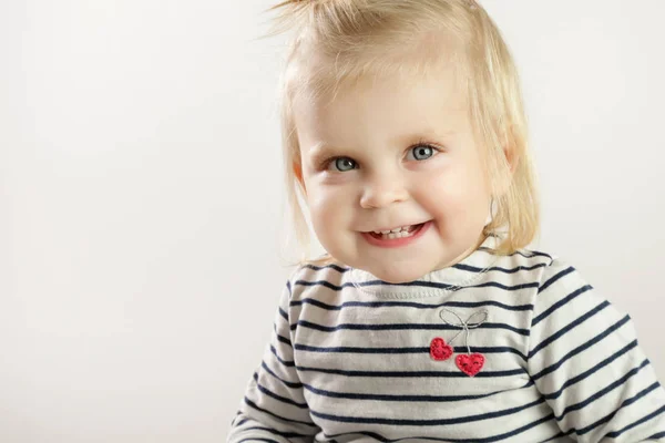 Retrato Estudio Adorable Niña Rubia Sonriente — Foto de Stock