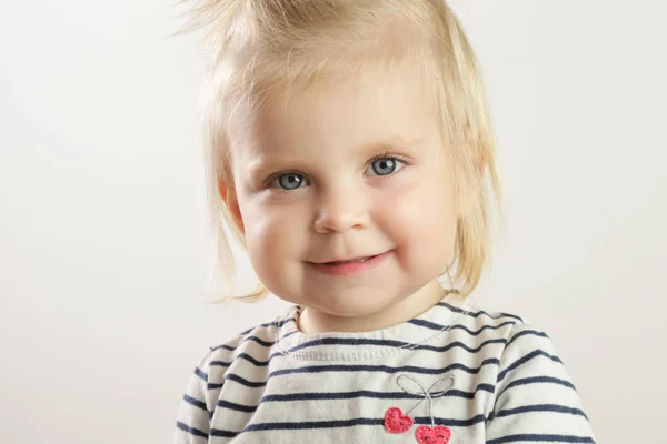 Retrato Estudio Adorable Niña Rubia Sonriente — Foto de Stock