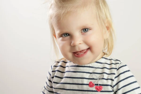 Retrato Estudio Adorable Niña Rubia Sonriente — Foto de Stock