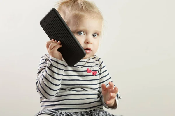 Studio Portret Van Een Schattige Blonde Baby Meisje Het Houden — Stockfoto