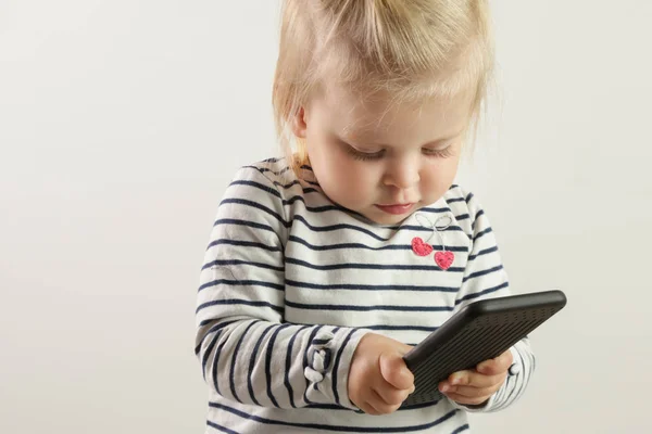 Studio Portret Cute Blond Dziewczynka Trzyma Telefon Komórkowy — Zdjęcie stockowe