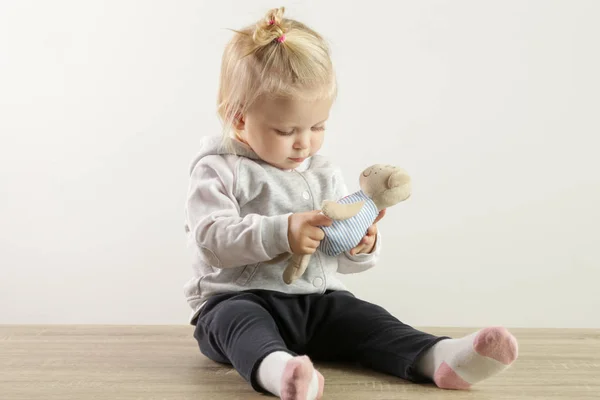 Een Schattig Baby Meisje Houdt Haar Favoriete Gevulde Speelgoed — Stockfoto