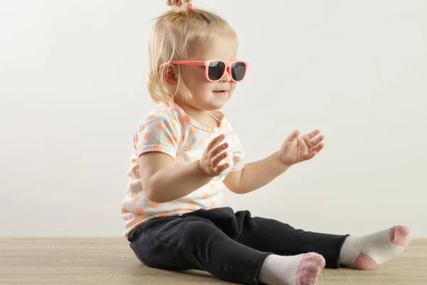 Estúdio Tiro Uma Menina Adorável Usando Óculos Sol Palmas Importância — Fotografia de Stock