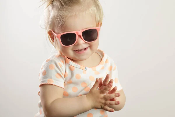 Estúdio Tiro Uma Menina Adorável Usando Óculos Sol Palmas Importância — Fotografia de Stock