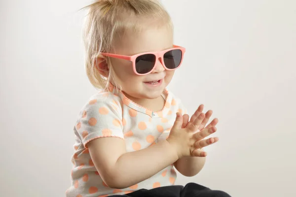 Estúdio Tiro Uma Menina Adorável Usando Óculos Sol Palmas Importância — Fotografia de Stock