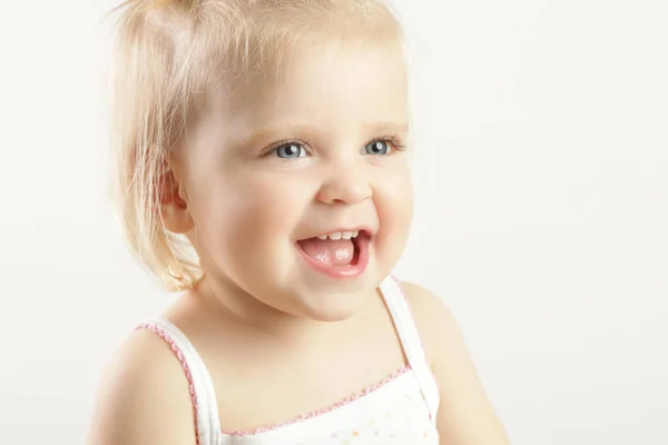 Estúdio Retrato Adorável Loira Sorrindo Bebê Menina — Fotografia de Stock
