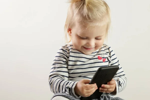 Studio Portret Van Een Schattige Blonde Baby Meisje Het Houden — Stockfoto