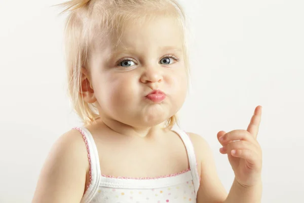 Retrato Estudio Una Adorable Niña Rubia Con Una Expresión Facial —  Fotos de Stock