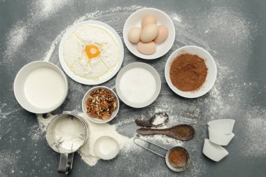 Bir tarifi, üstten görünüm temel pişirme malzemeler ve mutfak eşyaları kavramı pişirme koyu arka plan üzerinde oluşturma