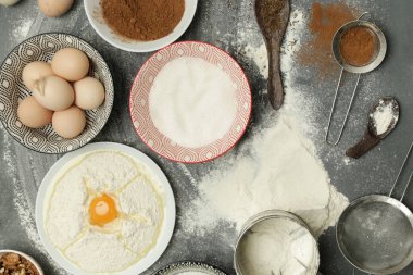 Bir tarifi, üstten görünüm temel pişirme malzemeler ve mutfak eşyaları kavramı pişirme koyu arka plan üzerinde oluşturma