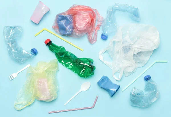 一次性塑料垃圾 工作室拍摄 塑料污染概念 一次性塑料是人类的嗜好 它正在摧毁我们的星球 影响我们的水域 海洋生物和人类 — 图库照片