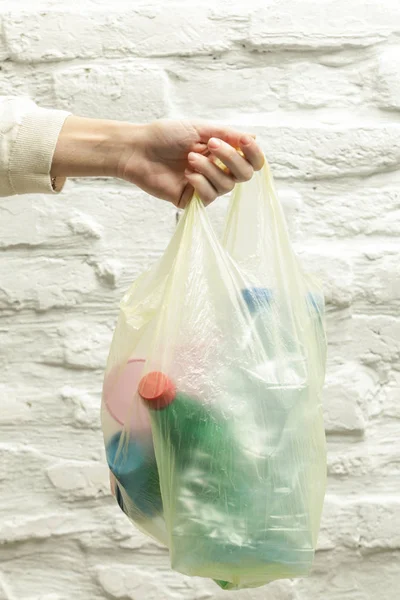 Mujer Sosteniendo Una Bolsa Plástico Llena Residuos Plástico Solo Uso — Foto de Stock