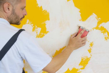 Yağsız kaplama sonra bir zıpkın bloğu ile zıpkın duvar. Boyama dan önce hazırlık. Yenileme evi konsepti.