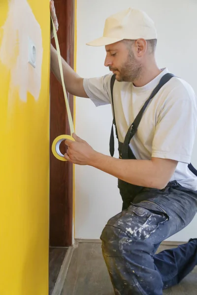 Hombre Poniendo Cinta Adhesiva Pared Paso Simple Para Proceso Pintura — Foto de Stock