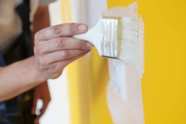 Malerei Mit Weißer Farbe Über Einer Gelben Wand — Stockfoto