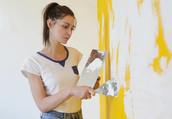 Giovane Donna Muro Intonacatura Con Stucco Coltello Immagine Vicino Fissaggio — Foto Stock