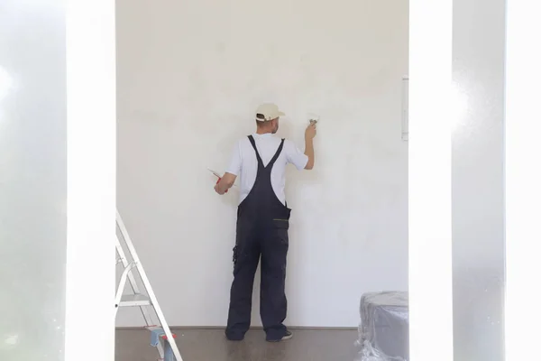 Uomo Muro Intonacatura Con Stucco Coltello Immagine Vicino Fissaggio Superficie — Foto Stock
