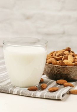 Badem sütü ve fındık. Bir bardakta organik vegan süt bitkisi bazlı olmayan süt.