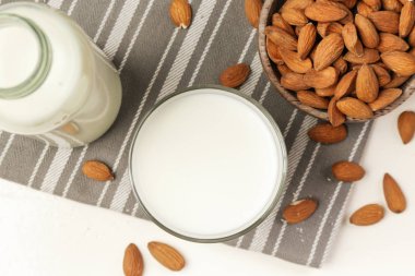 Badem sütü ve fındık. Bir bardakta organik vegan süt bitkisi bazlı olmayan süt.