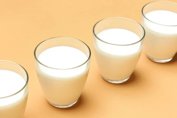 Gläser Milch Auf Orangefarbenem Hintergrund — Stockfoto