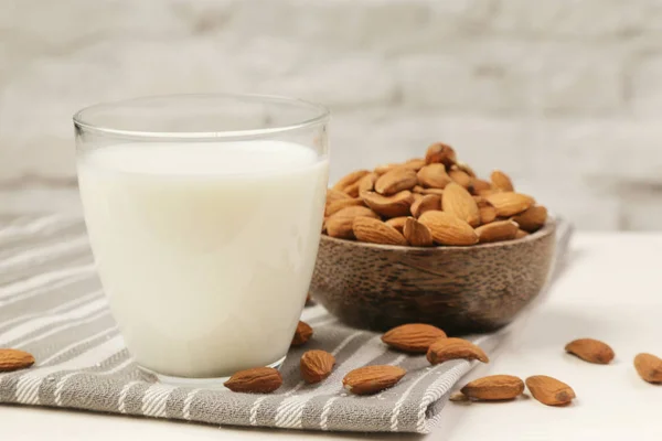 Badem Sütü Fındık Bir Bardakta Organik Vegan Süt Bitkisi Bazlı — Stok fotoğraf