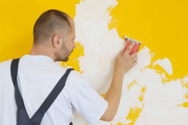 Yağsız kaplama sonra bir zıpkın bloğu ile zıpkın duvar. Boyama dan önce hazırlık. Yenileme evi konsepti.