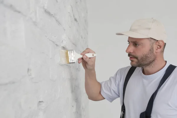 Malerei Einer Weißen Ziegelwand Mit Einem Pinsel — Stockfoto