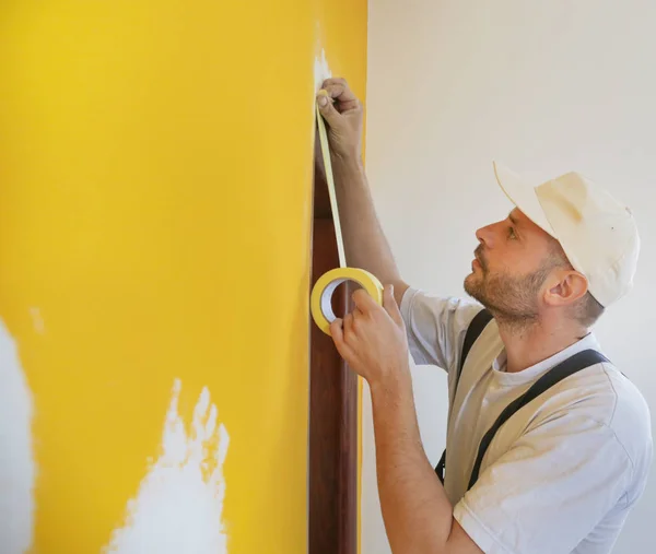 Hombre Poniendo Cinta Adhesiva Pared Paso Simple Para Proceso Pintura — Foto de Stock