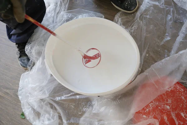 Homem Preparando Tinta Branca Para Paredes Interiores — Fotografia de Stock