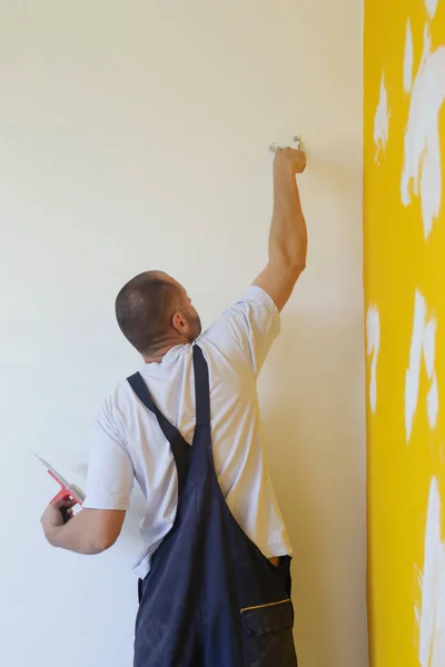 Mann Verputzt Wand Mit Kitt Messer Nahaufnahme Bild Befestigung Der — Stockfoto