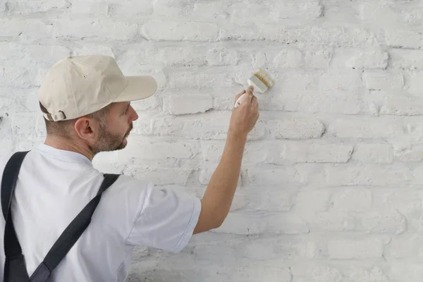 Malerei Einer Weißen Ziegelwand Mit Einem Pinsel — Stockfoto